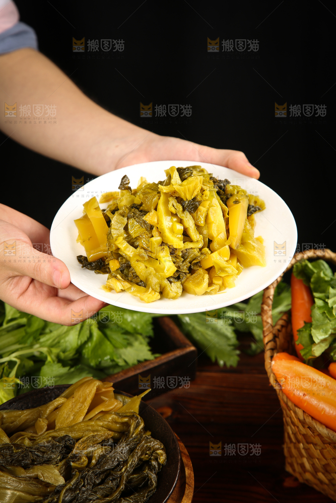 手里端着一盘酸菜