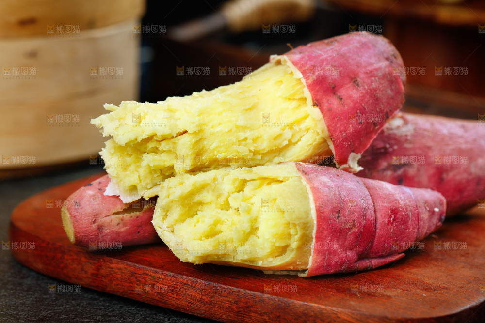 木板上的板栗蜜薯