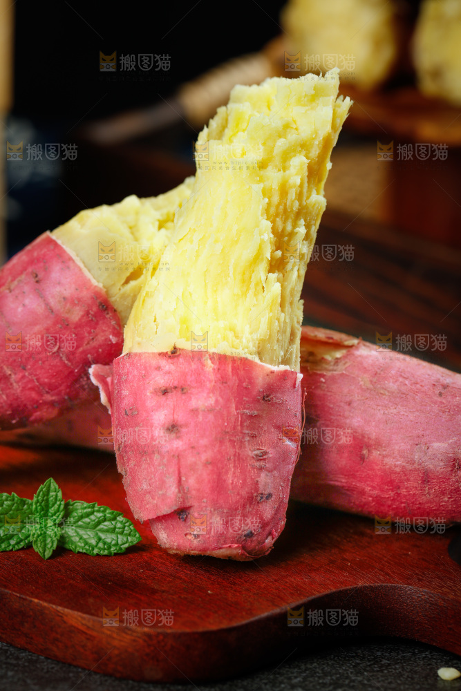 木板上的板栗蜜薯