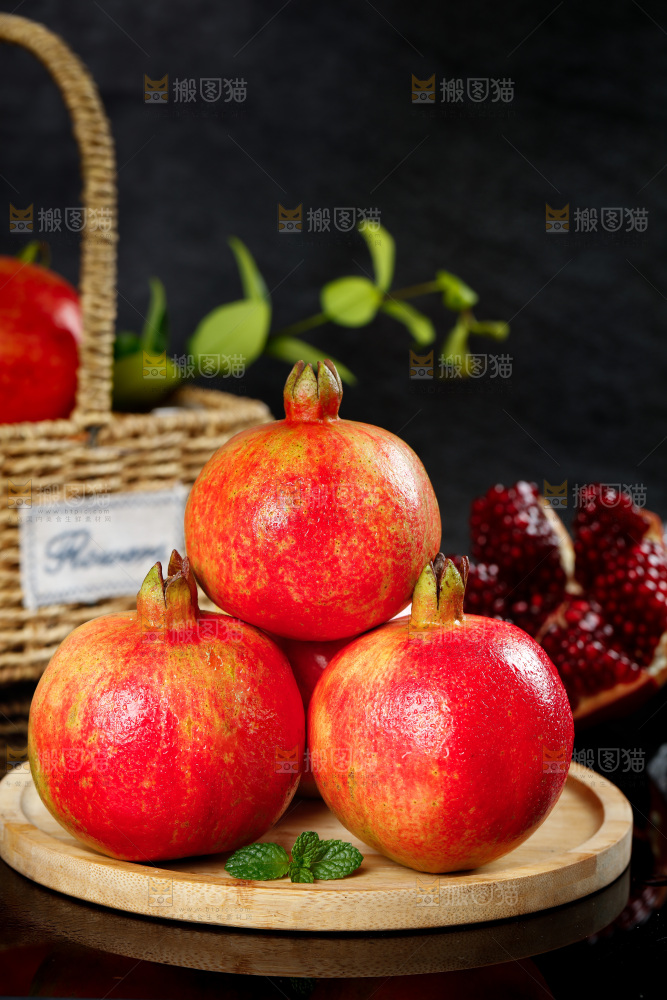 木板上的突尼斯石榴