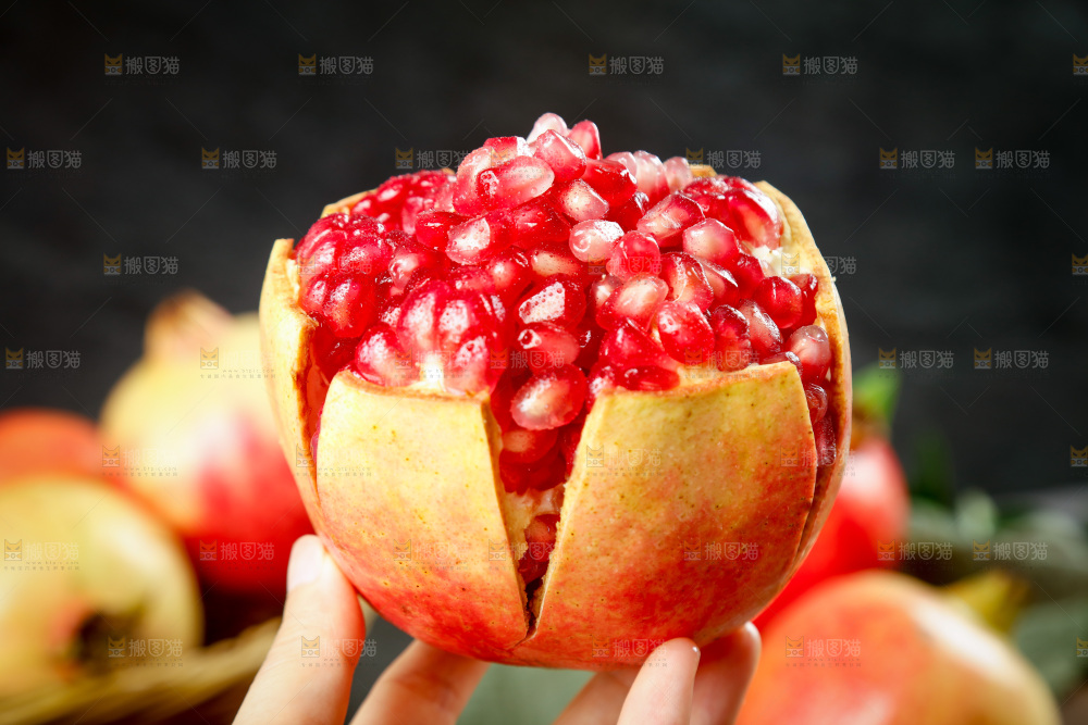 手里拿着石榴