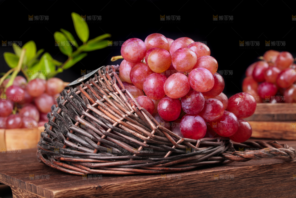 篮子里的新鲜红提