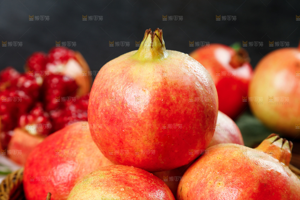 一堆新鲜石榴