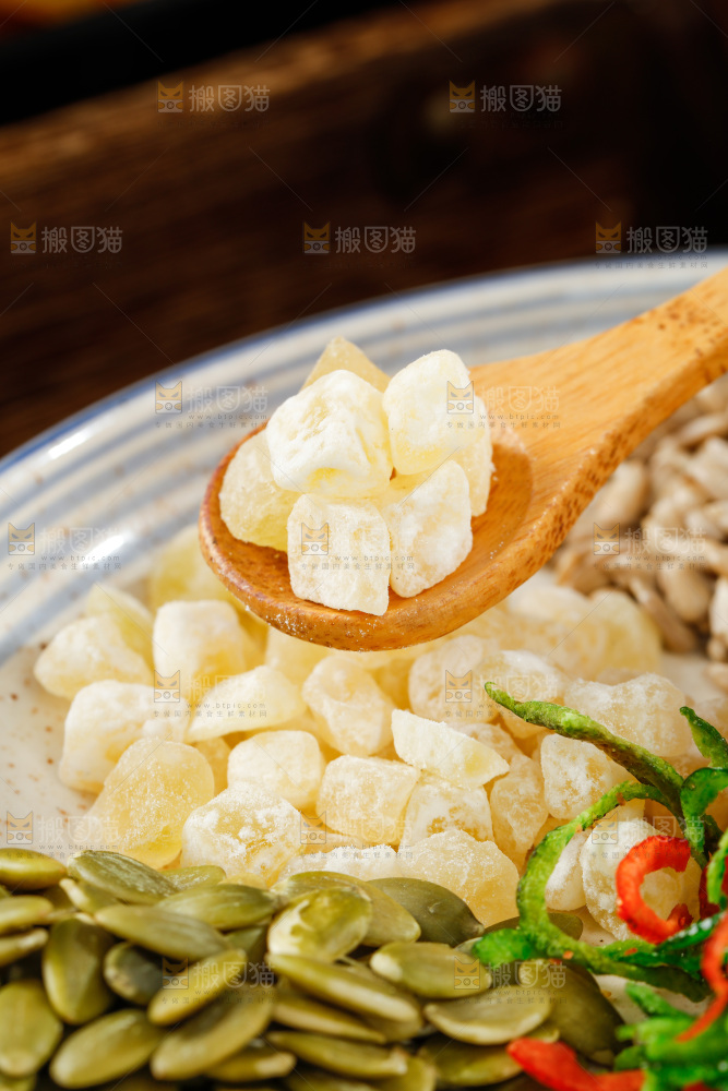 勺子上的五仁馅料