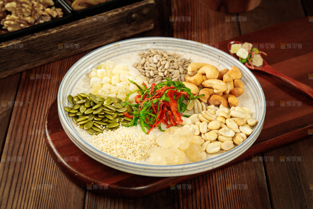 木底上放着一盘五仁月饼馅料