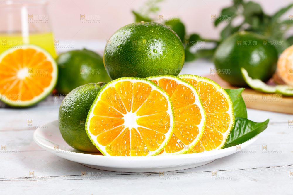 桌子上摆放着一盘青皮蜜桔