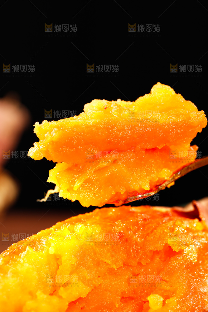 勺子舀着蜜薯