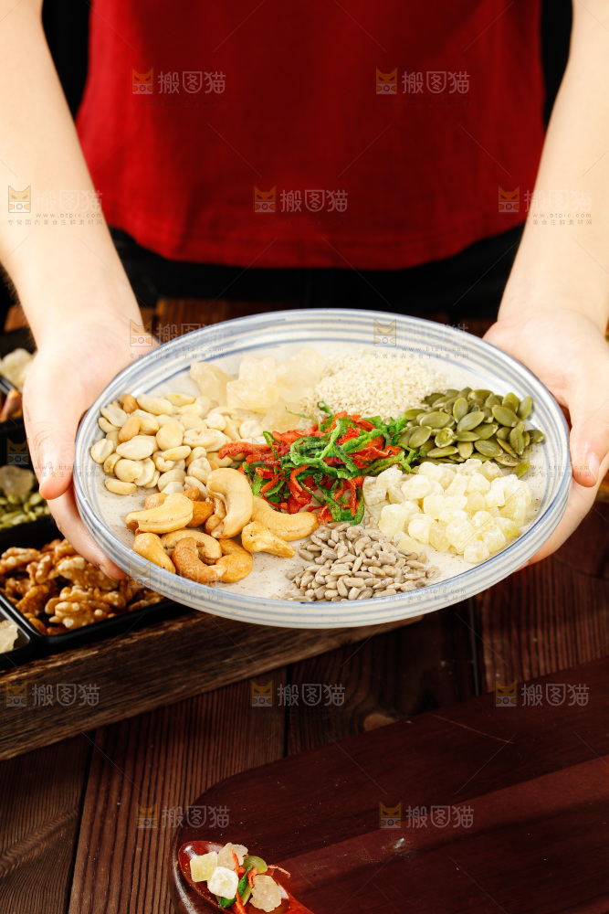 手里端着一盘五仁月饼原材料