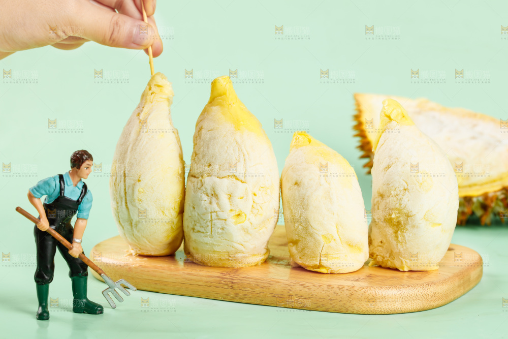 木板上摆放着冷冻榴莲果肉