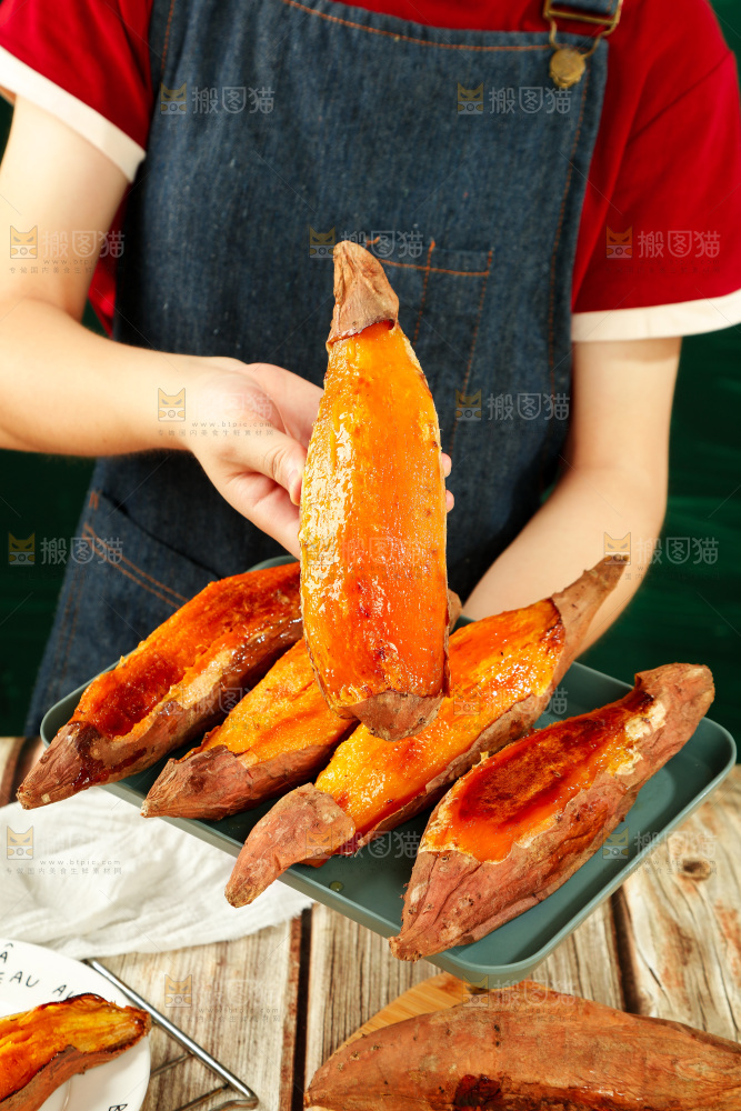 手里拿着糖心蜜薯