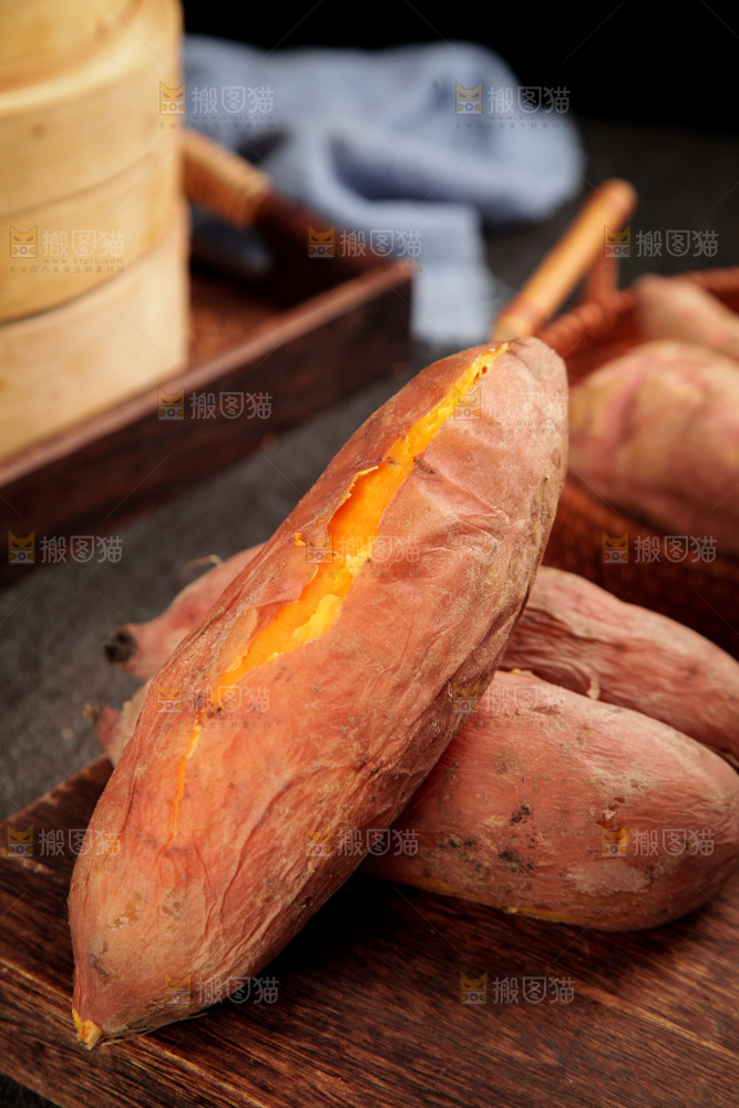 木板上放着红薯