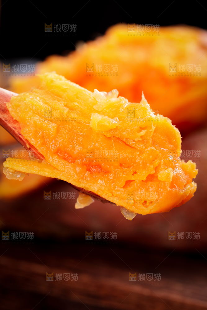 勺子舀着红薯