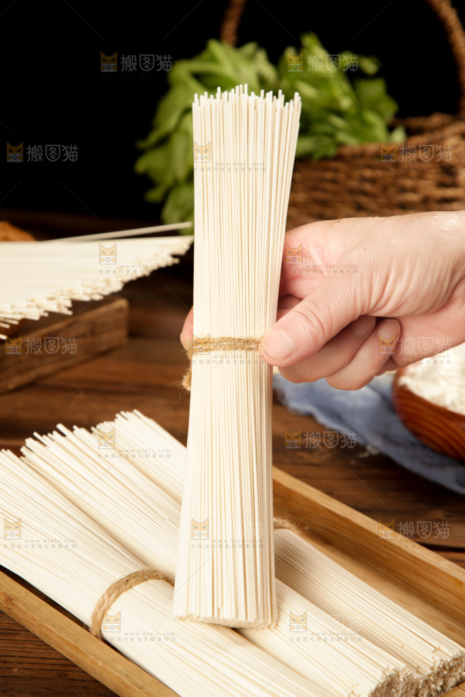 手里拿着圆挂面