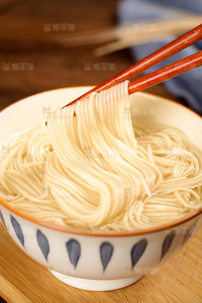 筷子夹着挂面