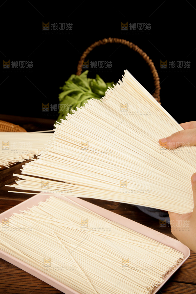 手里拿着圆挂面