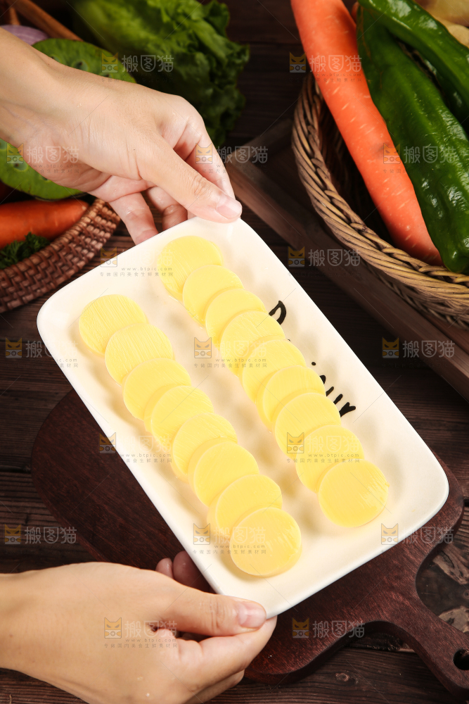 木底上的鸡蛋豆腐