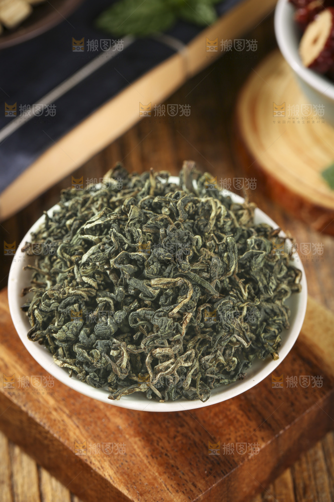 木底上放着蒲公英茶