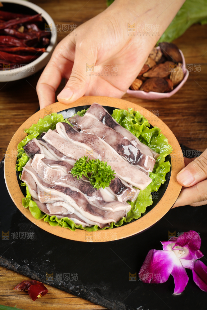 黑底上的鱿鱼