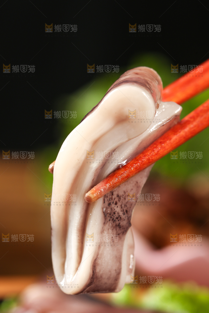 黑底上的鱿鱼