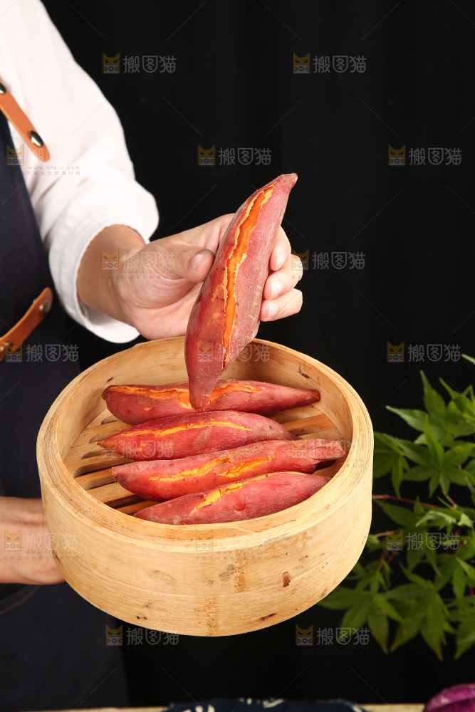 木底上的红心蜜薯