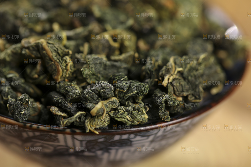 木底上放着的桑叶茶