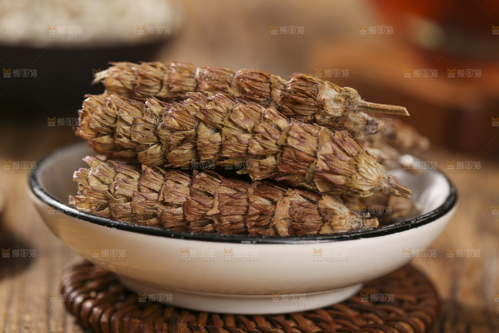 木底上的夏枯草