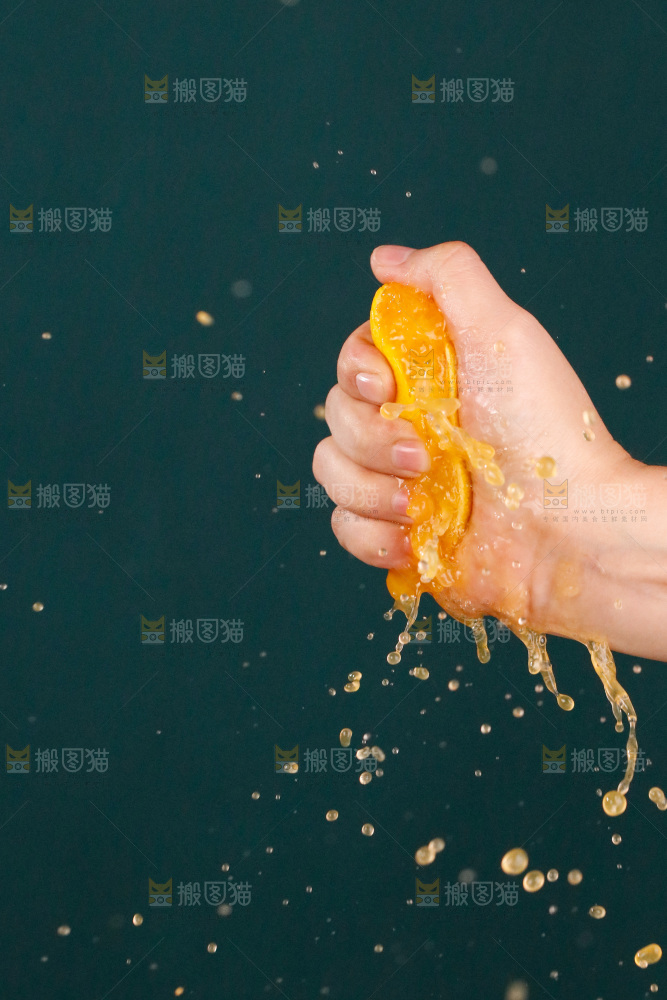 手里拿着爆汁的蜜桔