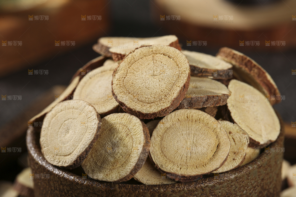 深底上放着甘草片