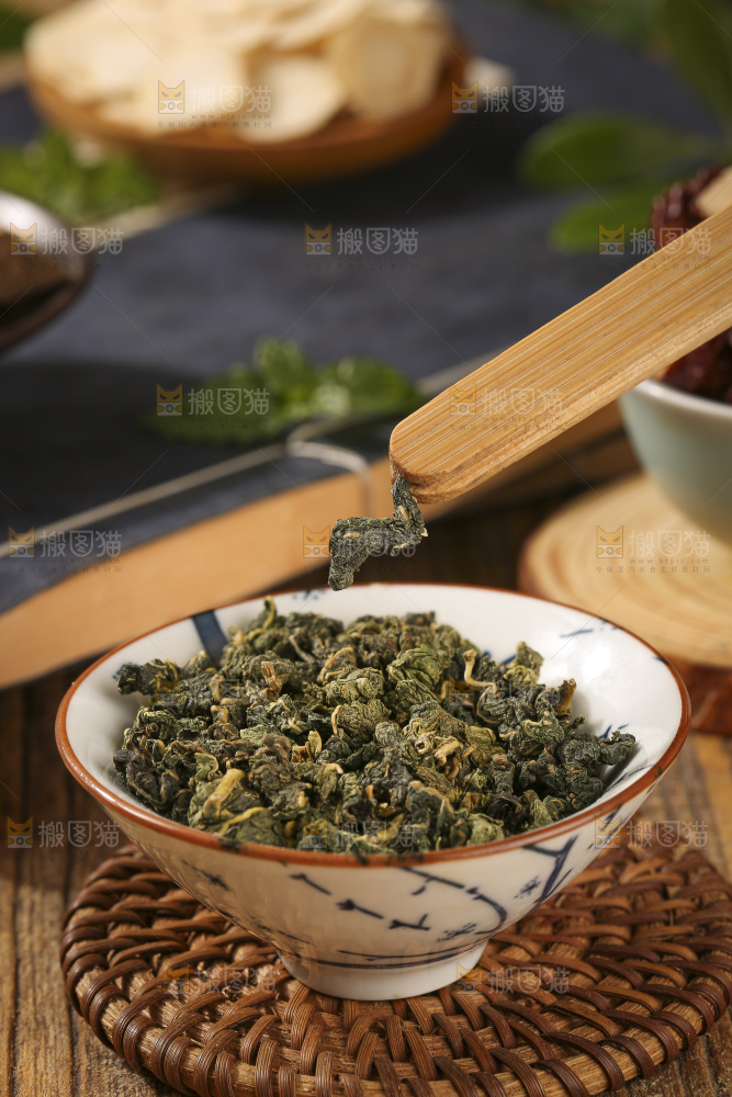 木底上放着的桑叶茶