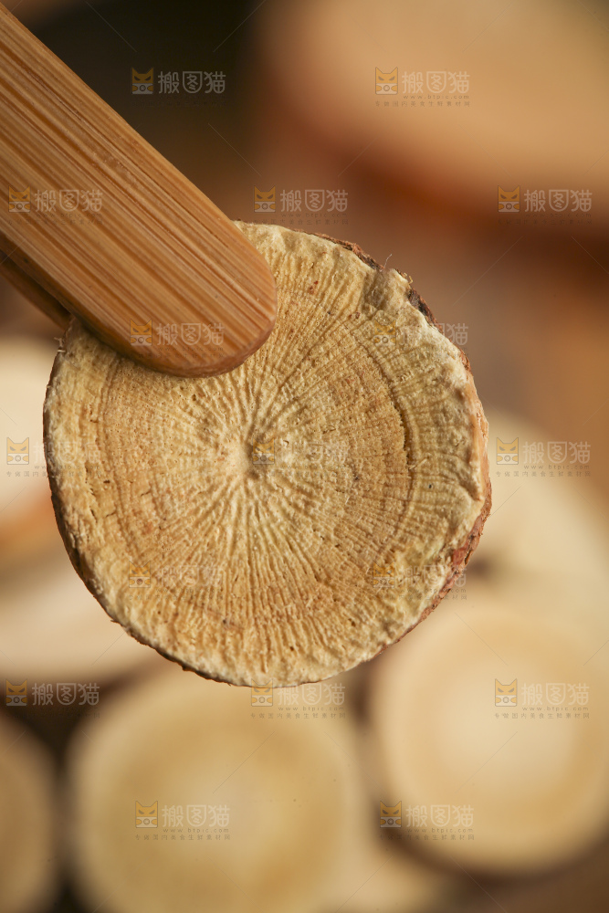 深底上放着甘草片