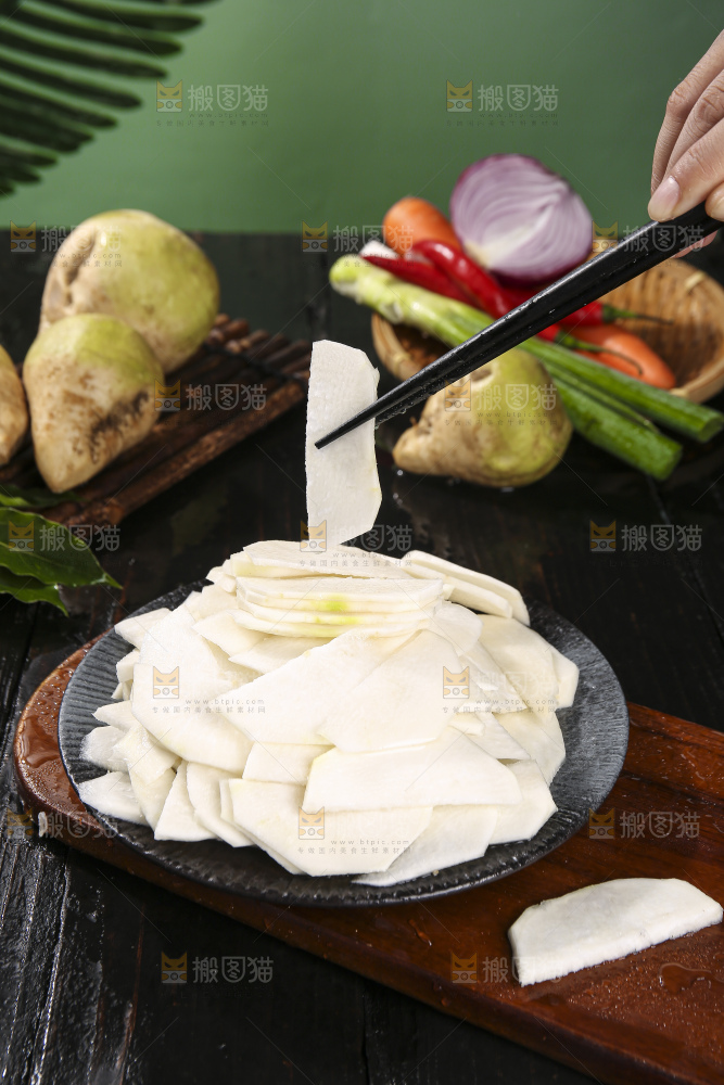 深底上放着芥菜头