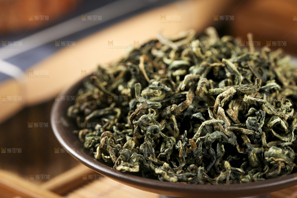 木底上放着蒲公英茶