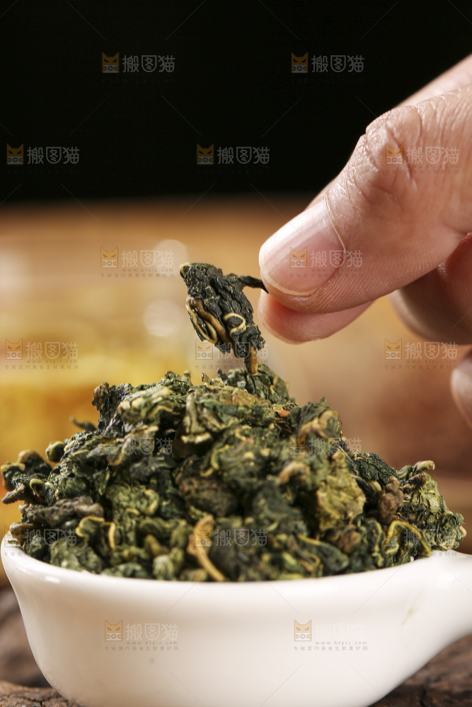 木底上放着的桑叶茶