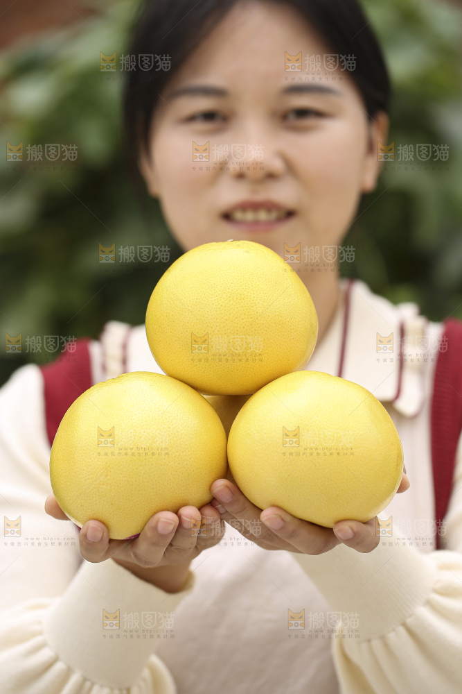 手里拿着黄金葡萄柚