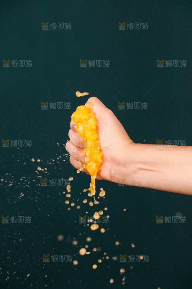 手里拿着爆汁的蜜桔