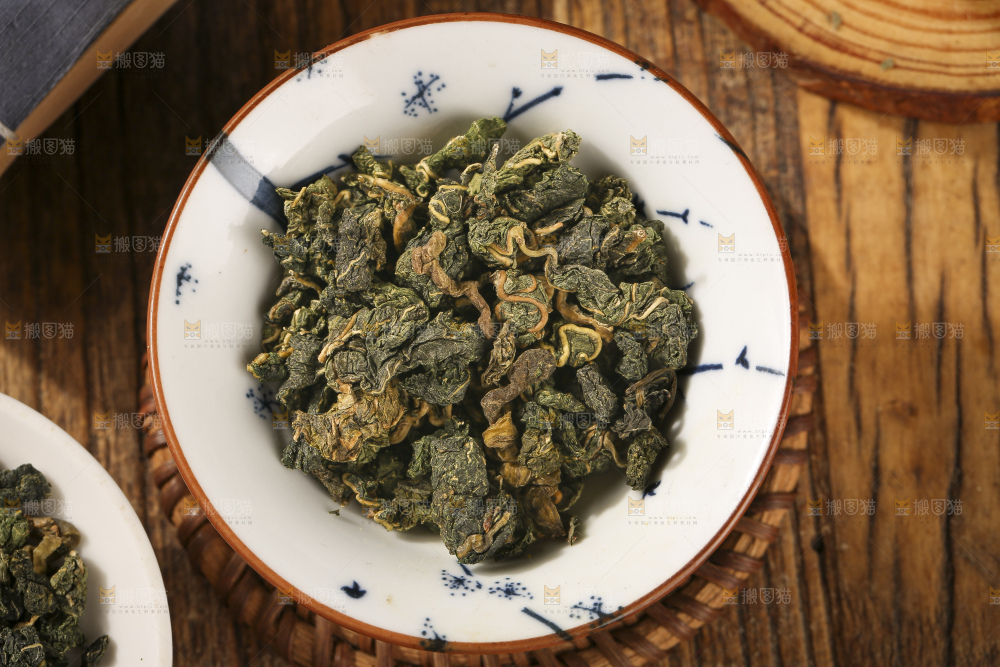 木底上放着的桑叶茶