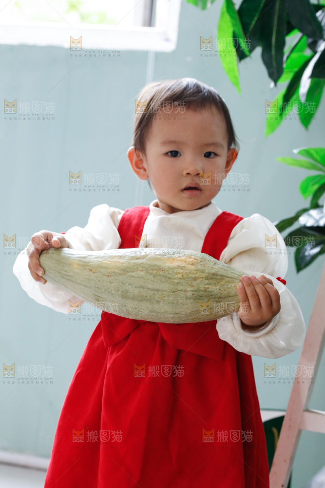 手里拿着贵族南瓜