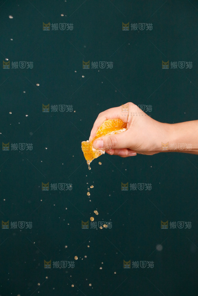 手里拿着爆汁的蜜桔