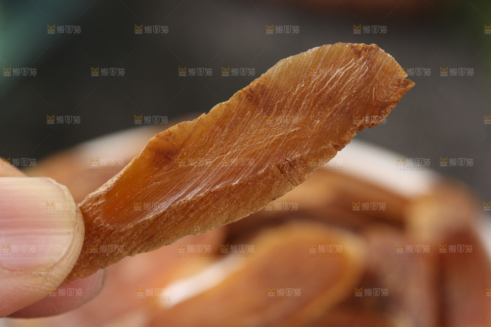 深底上放着红参片