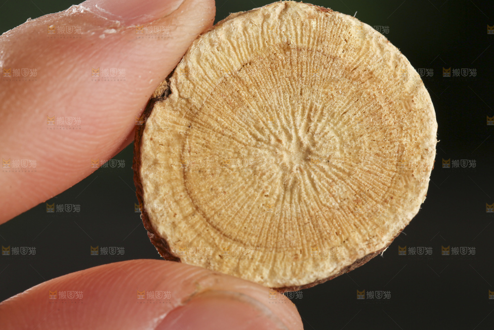 深底上放着甘草片