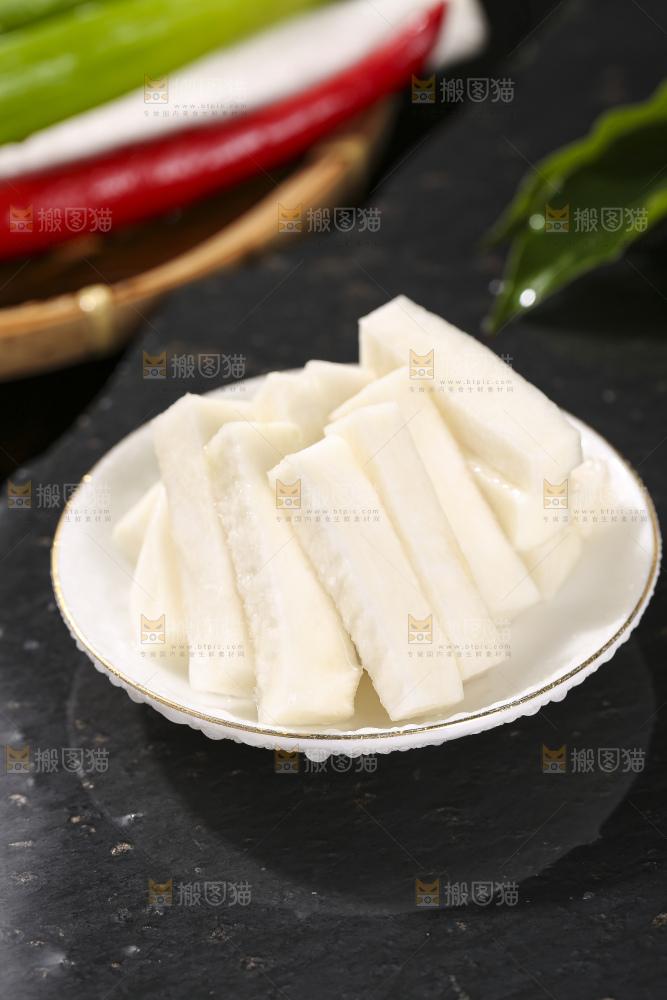 深底上放着芥菜头