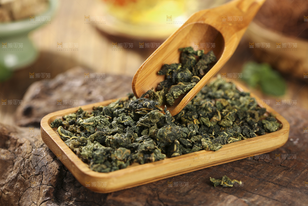 木底上放着的桑叶茶