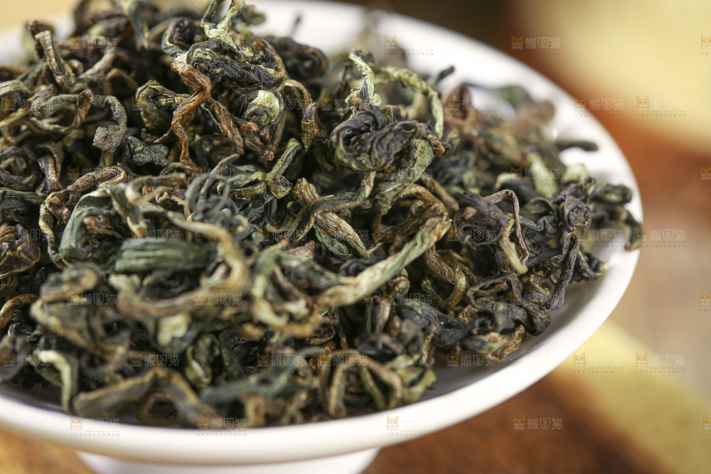 木底上放着蒲公英茶