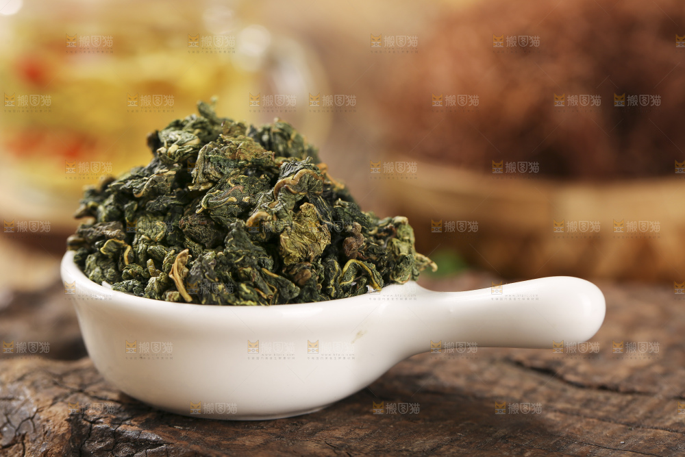 木底上放着的桑叶茶