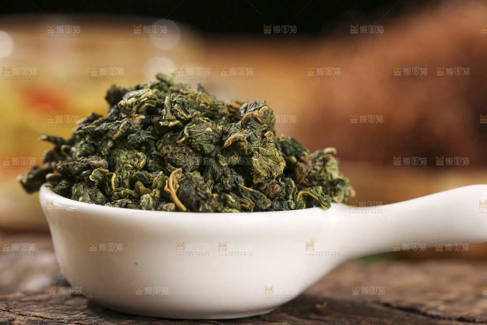 木底上放着的桑叶茶