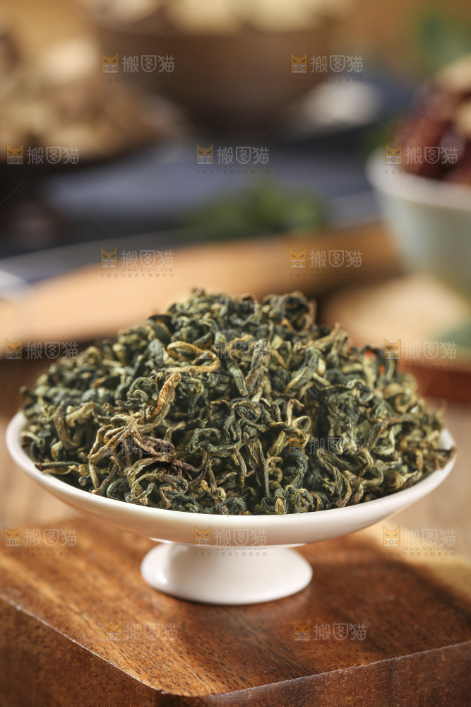 木底上放着蒲公英茶