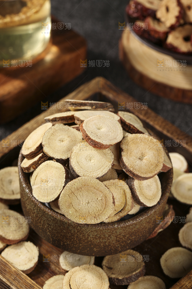 深底上放着甘草片