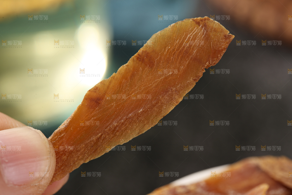 深底上放着红参片