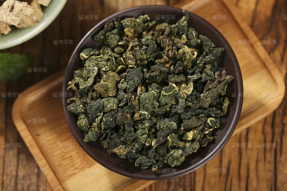 木底上放着的桑叶茶