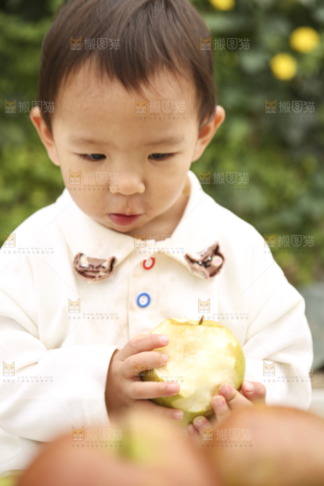 手里拿着玉露香梨